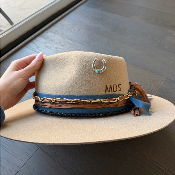 Kendra Scott Tan Fedora with Gold and Brown Accents - Picture 2 of 4